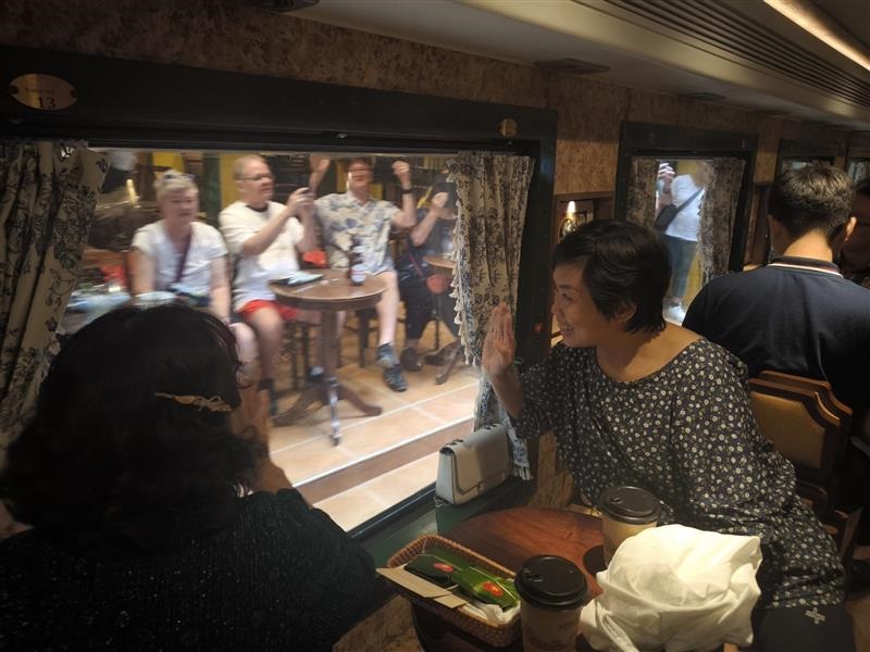 出発後、話題の「トレインストリート」をゆっくりと走行